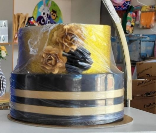 Bolo Fake Preto E Dourado  - suh pegue monte 