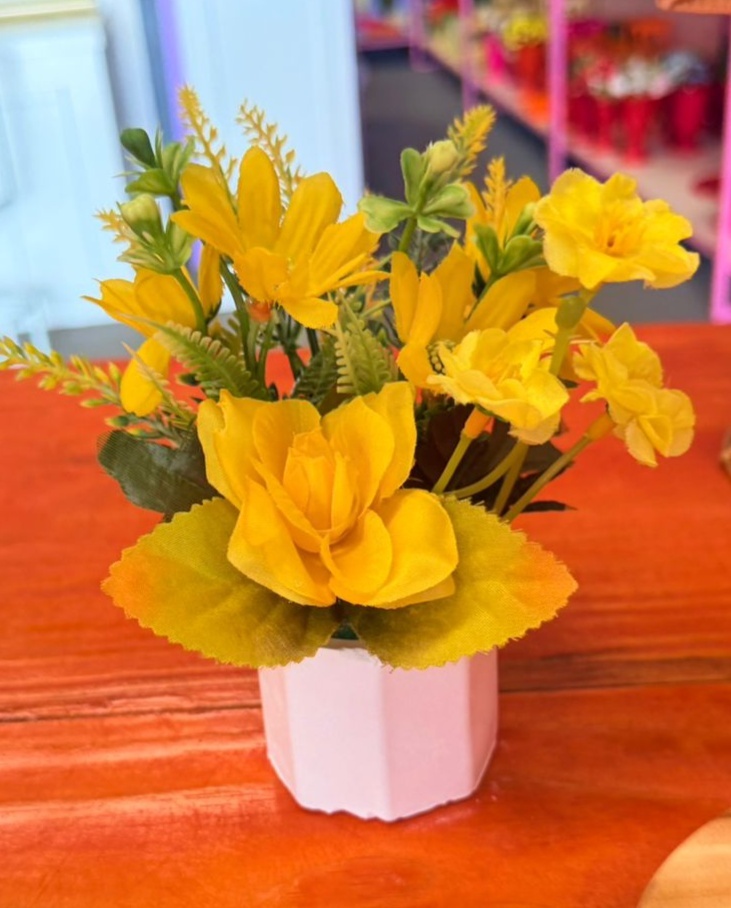 Vasinho Mini Branco + Flor Amarelo   - suh pegue monte 
