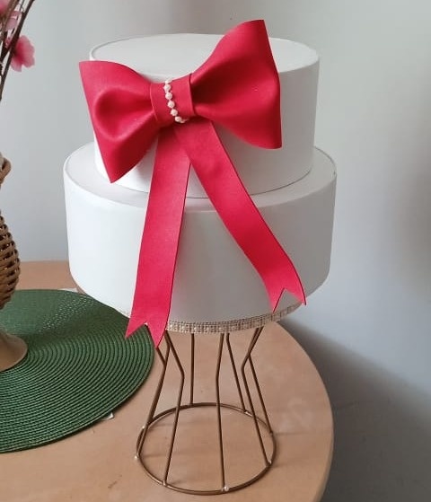 Bolo Fake Branco Laço Vermelho  - suh pegue monte 