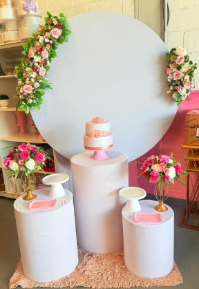 Redondo Branco + Cilindros + Arranjo Rosa  + Vasos Luxo - suh pegue monte 