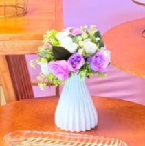Vaso Branco Flores Lilas ( Centro de Mesa) - suh pegue monte 