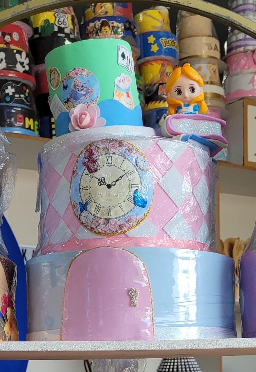 Bolo Fake Alice No País das Maravilhas  - suh pegue monte 
