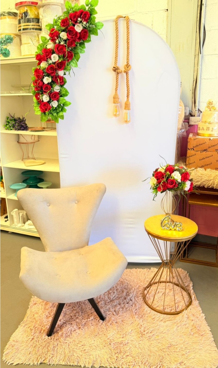 Romano Branco + Poltrona + Arranjo Vermelho + Corda de Luz  - suh pegue monte 