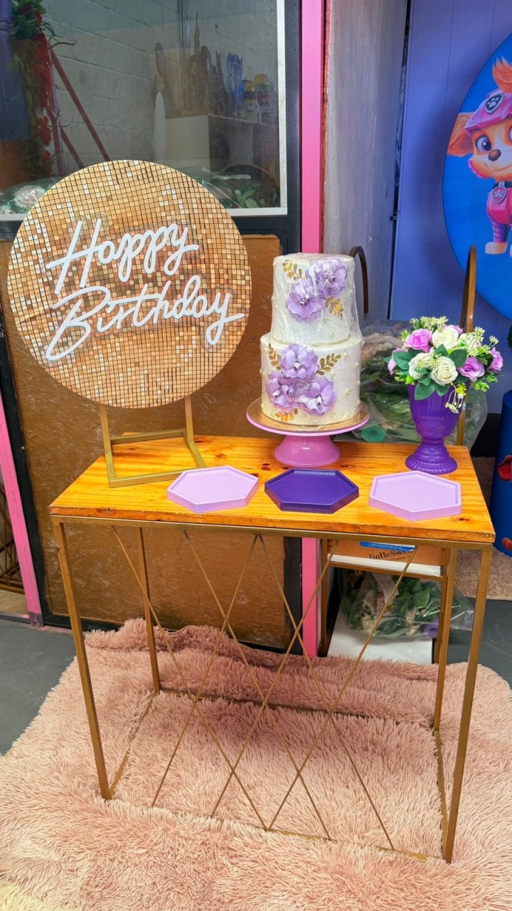 Festa Na Mesa Happy Dourado Com Lilas + Mesa  - suh pegue monte 