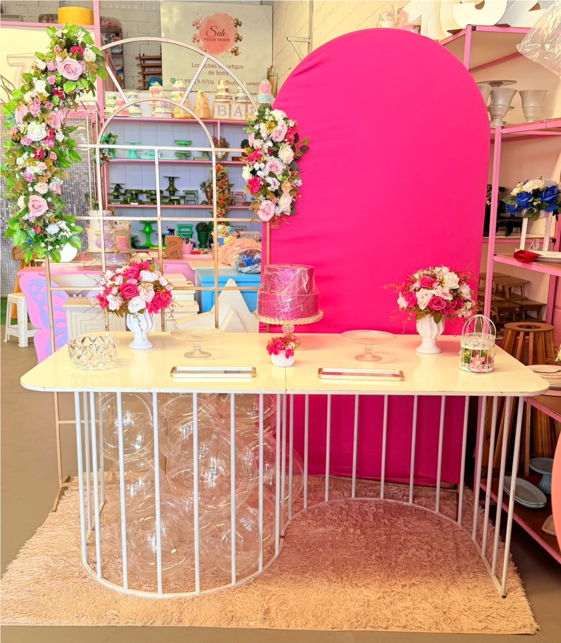 Romano Rosa Pink + Janela Com Mesa G Branca E Arrajo de Painel - suh pegue monte 
