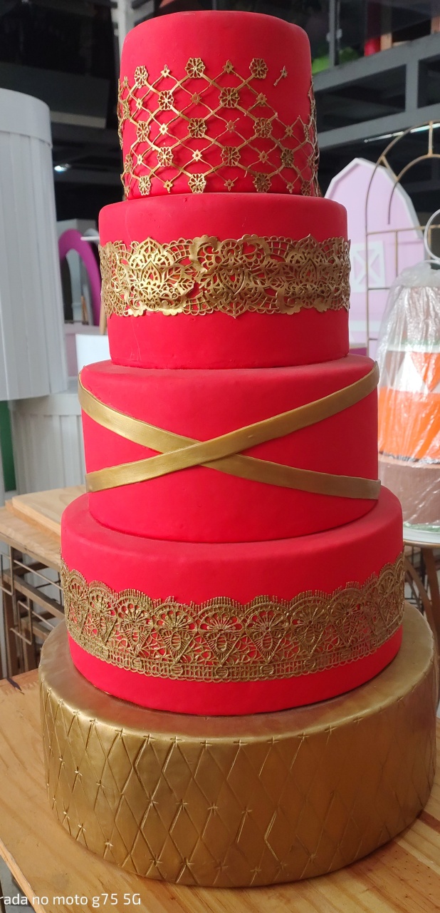 Bolo Fake Vermelho Com Dourado - Brilhar Festas e Locações