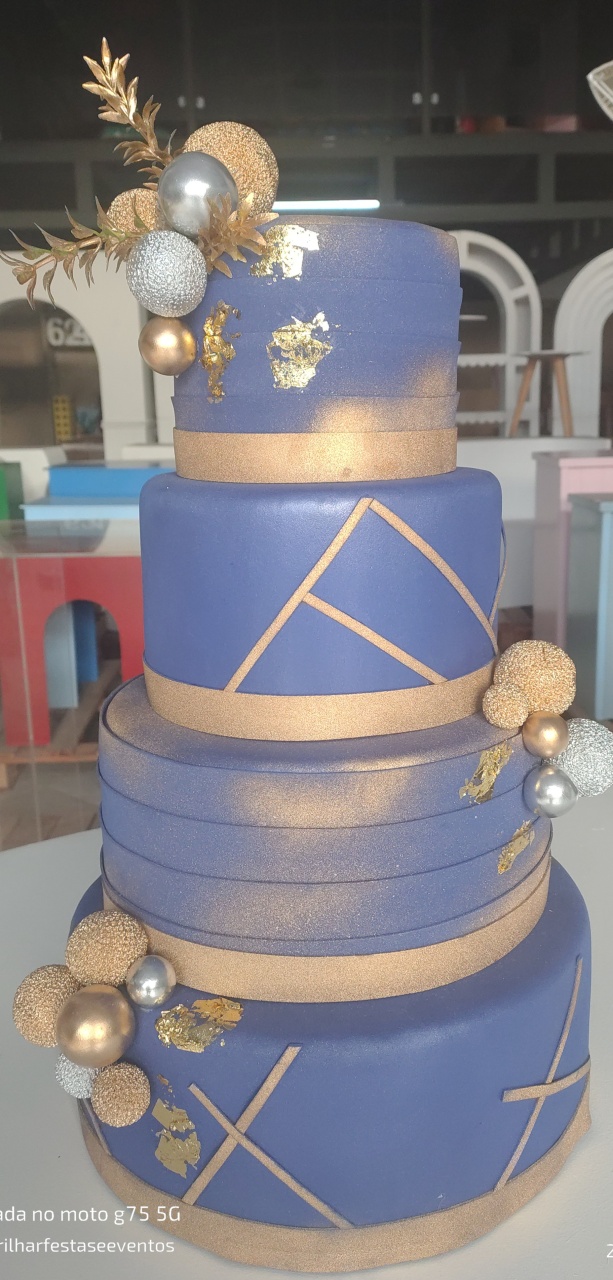 Bolo Fake Azul Com Dourado - Brilhar Festas e Locações