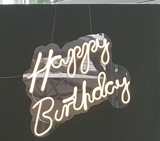 Letreiro Led Happy Birthaday - Brilhar Festas e Locações