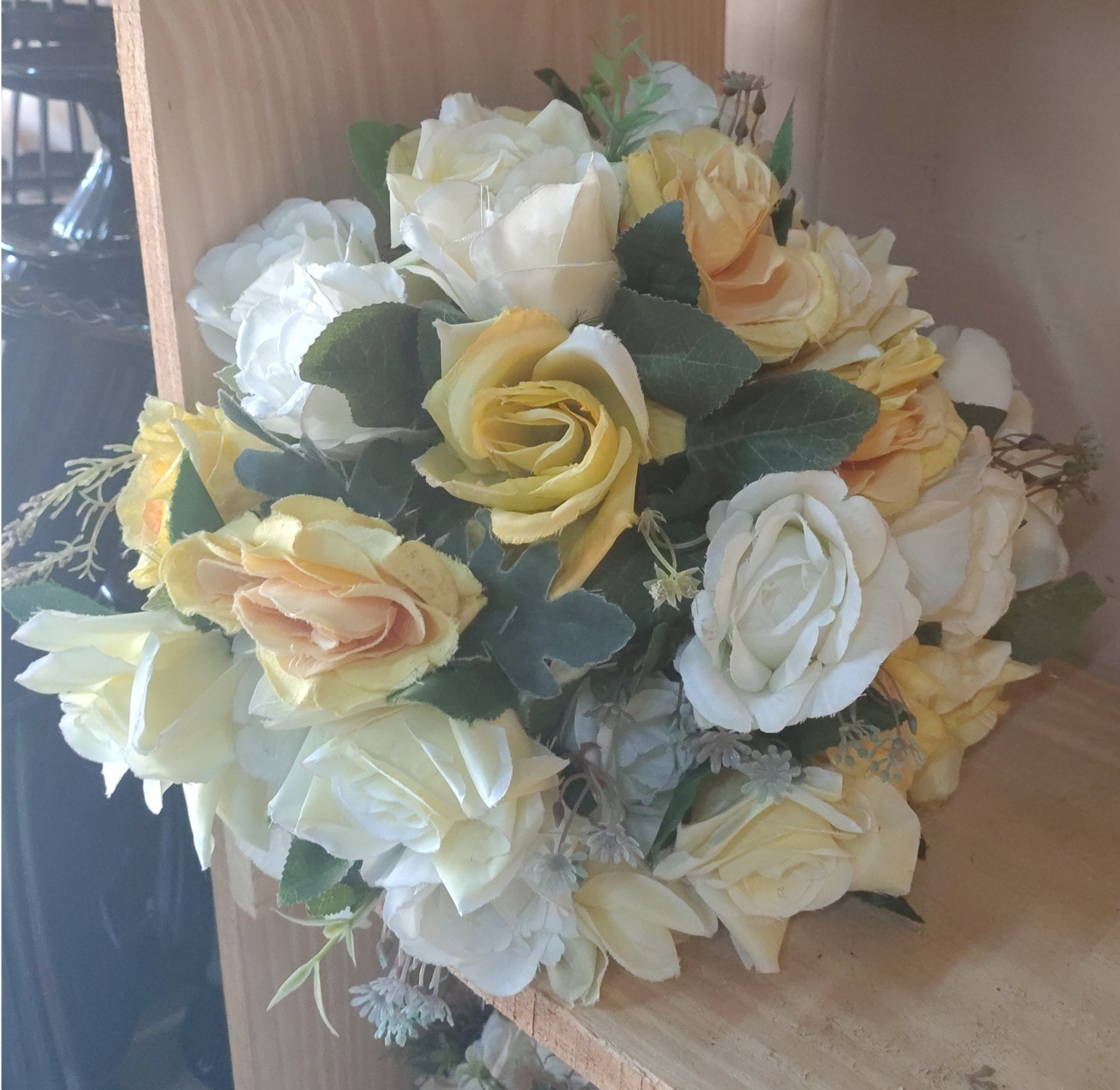 Arranjo de Flor Amarelo Com Creme - Brilhar Festas e Locações