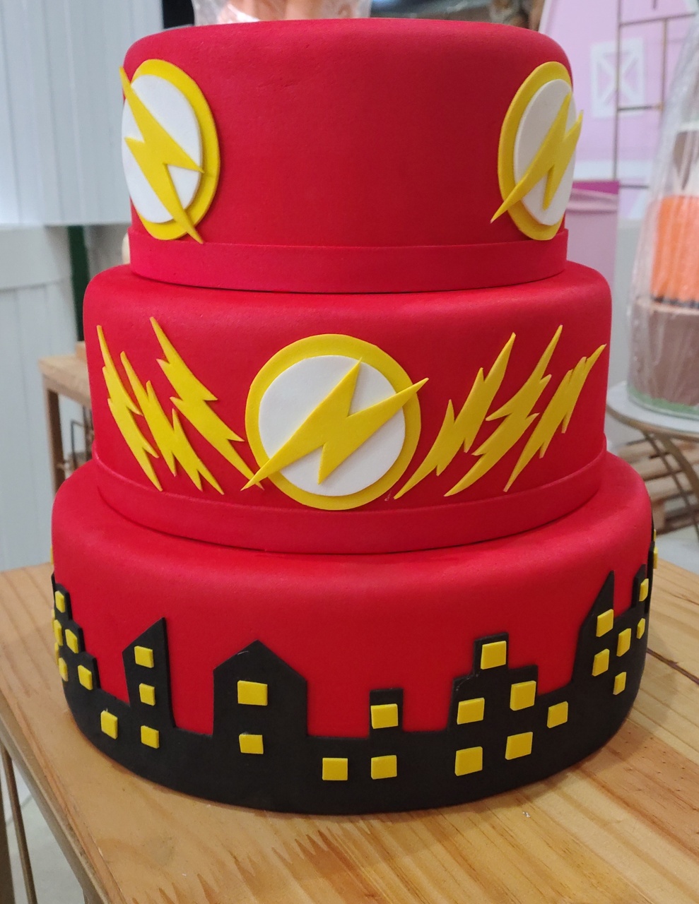 Bolo Fake Flash - Brilhar Festas e Locações