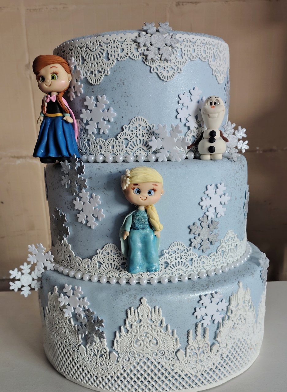 Bolo Fake Frozem - Brilhar Festas e Locações