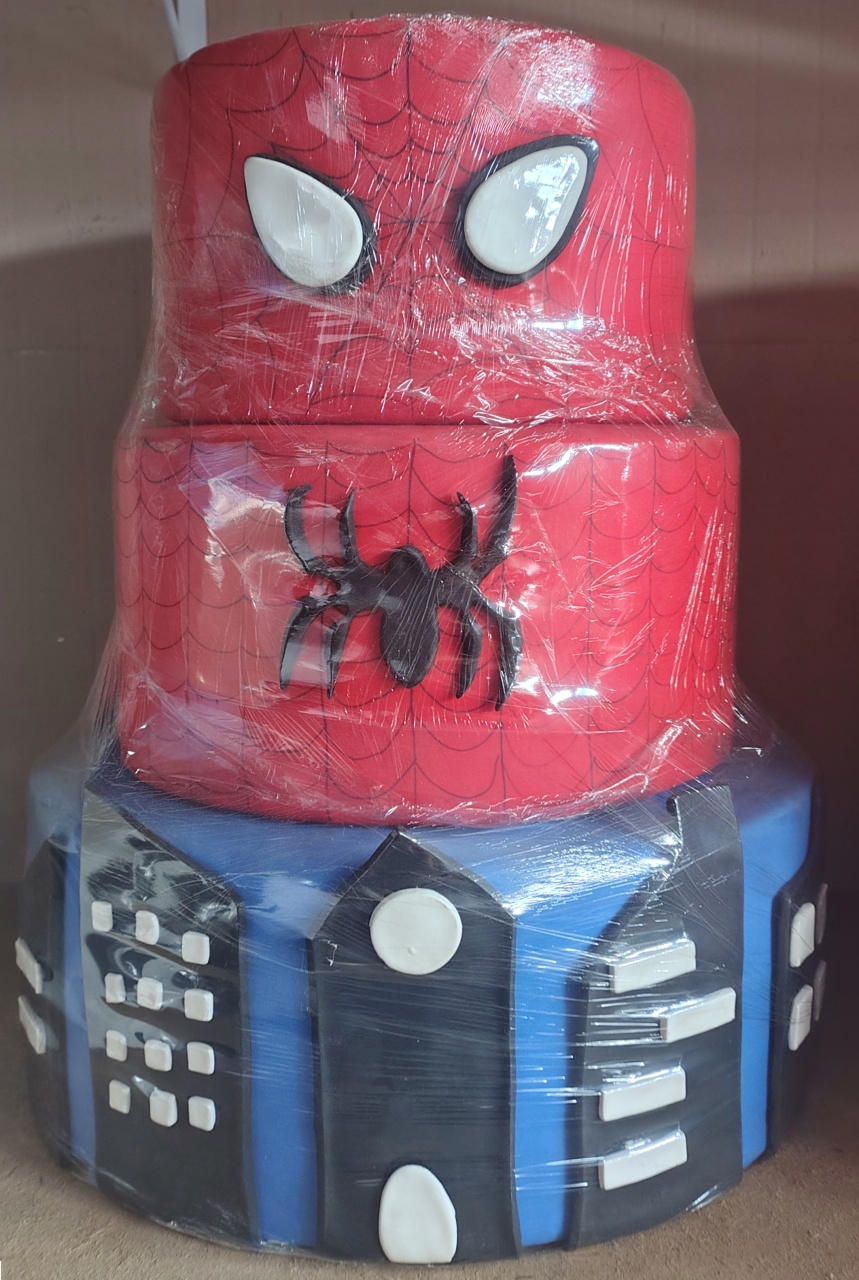 Bolo Fake Homem Aranha 3 Andares - Brilhar Festas e Locações
