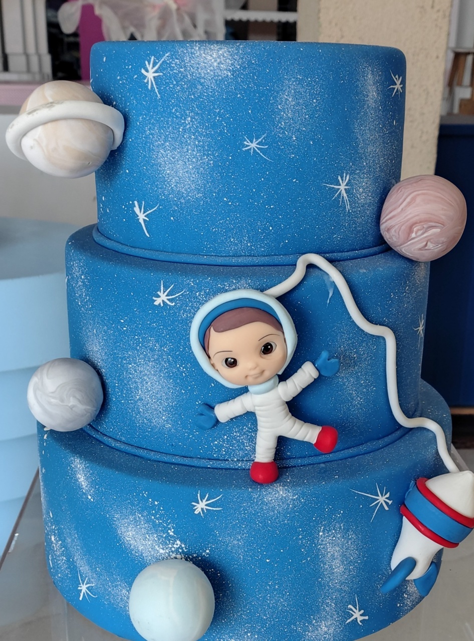 Bolo Fake Astronauta 3 Andares - Brilhar Festas e Locações