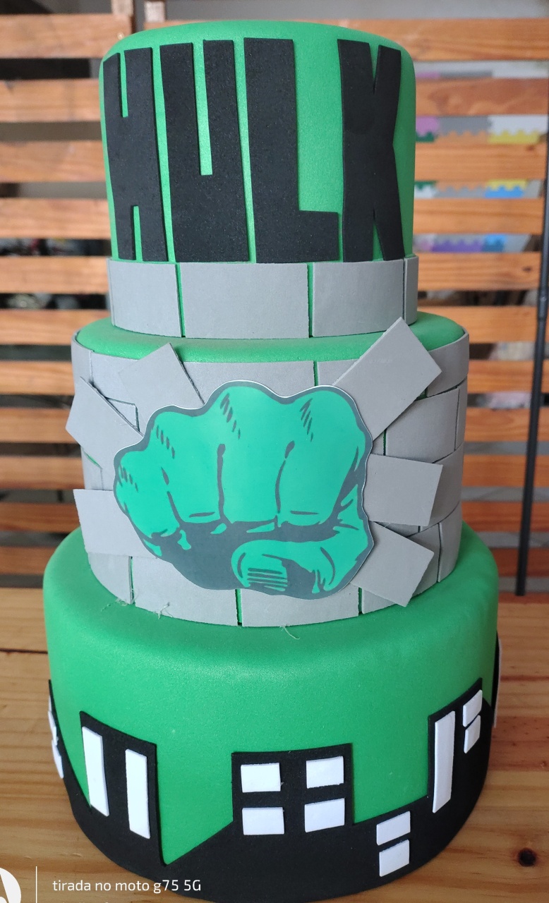 Bolo Fake Hulk - Brilhar Festas e Locações
