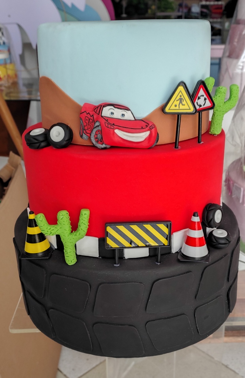 Bolo Fake Carros - Brilhar Festas e Locações