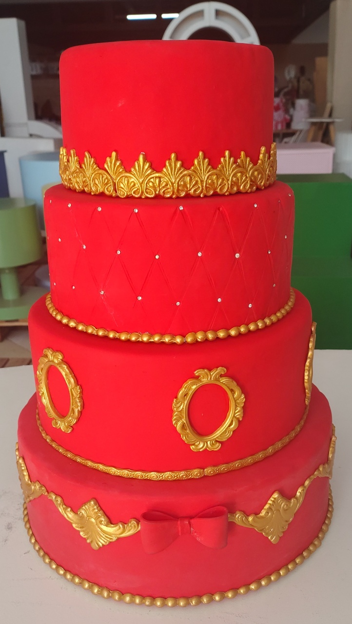 Bolo Fake Vermelho Com Dourado 4 Andares - Brilhar Festas e Locações