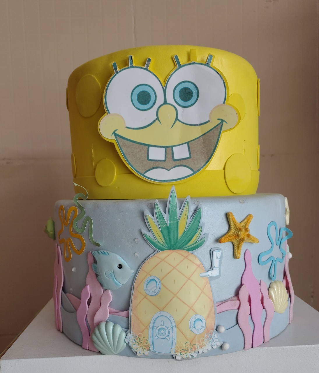 Bolo Fake Bobo Sponja - Brilhar Festas e Locações