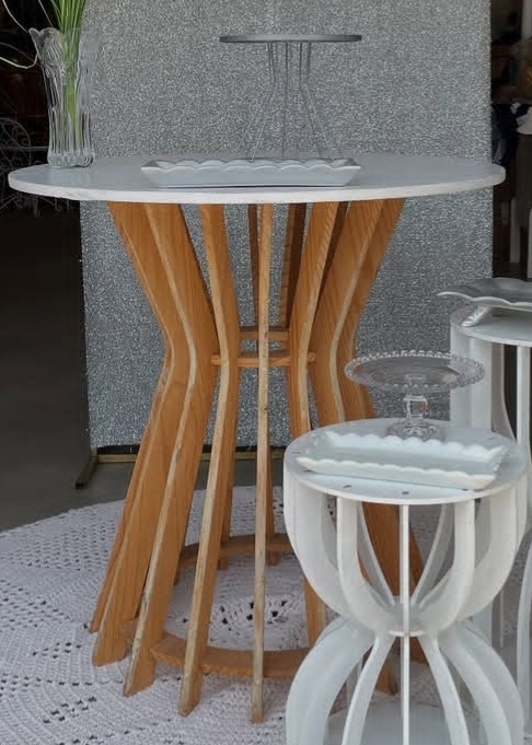 Mesa Pés Pinus Com Tampo Branco - Brilhar Festas e Locações