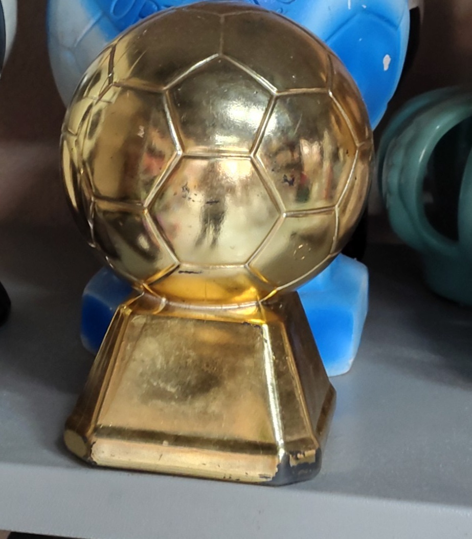 Bola Futebol Dourada Plastico - Brilhar Festas e Locações