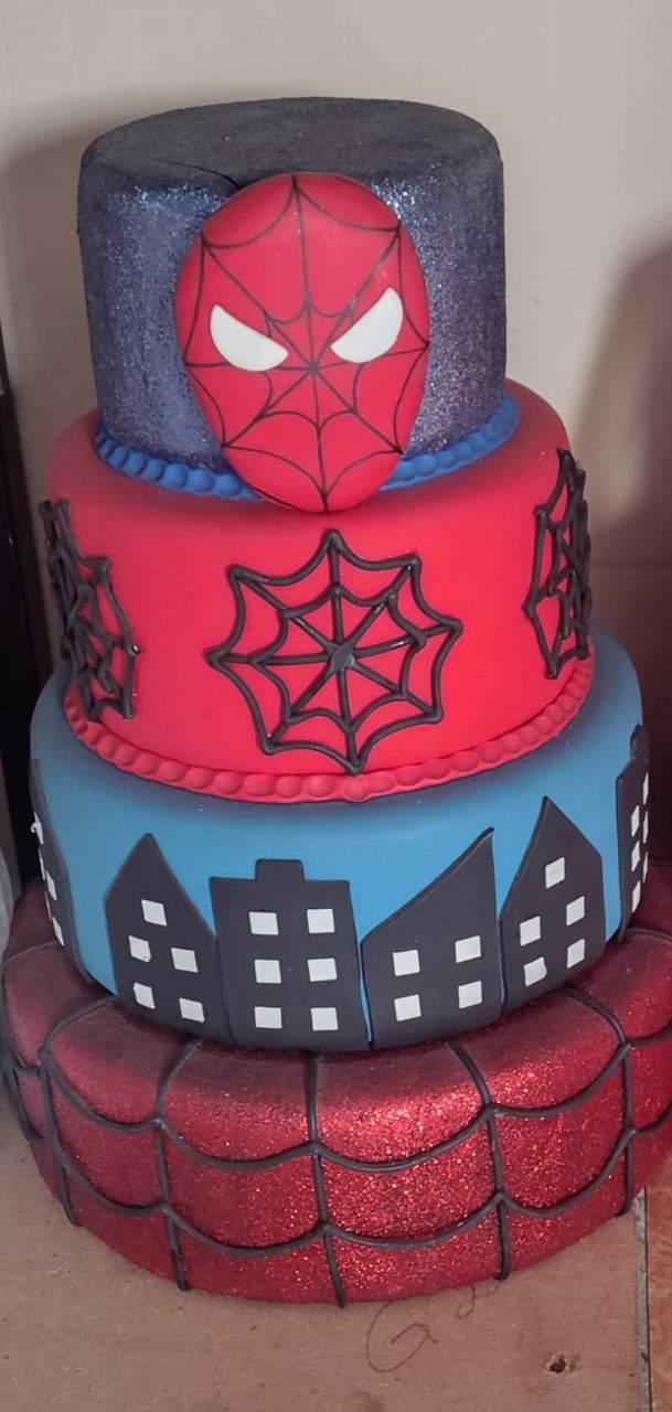 Bolo Fake Homem Aranha 4 Andares - Brilhar Festas e Locações
