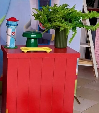 Mesa Ripada Quadrada Vermelha - Brilhar Festas e Locações