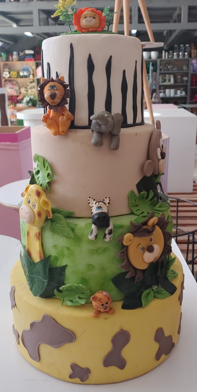 Bolo Fake Safari - Brilhar Festas e Locações