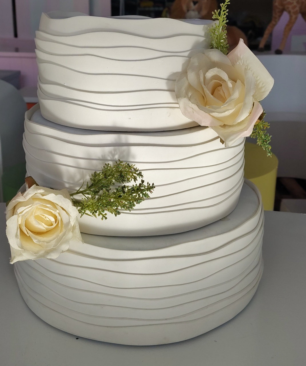 Bolo Fake Branco Casamento - Brilhar Festas e Locações