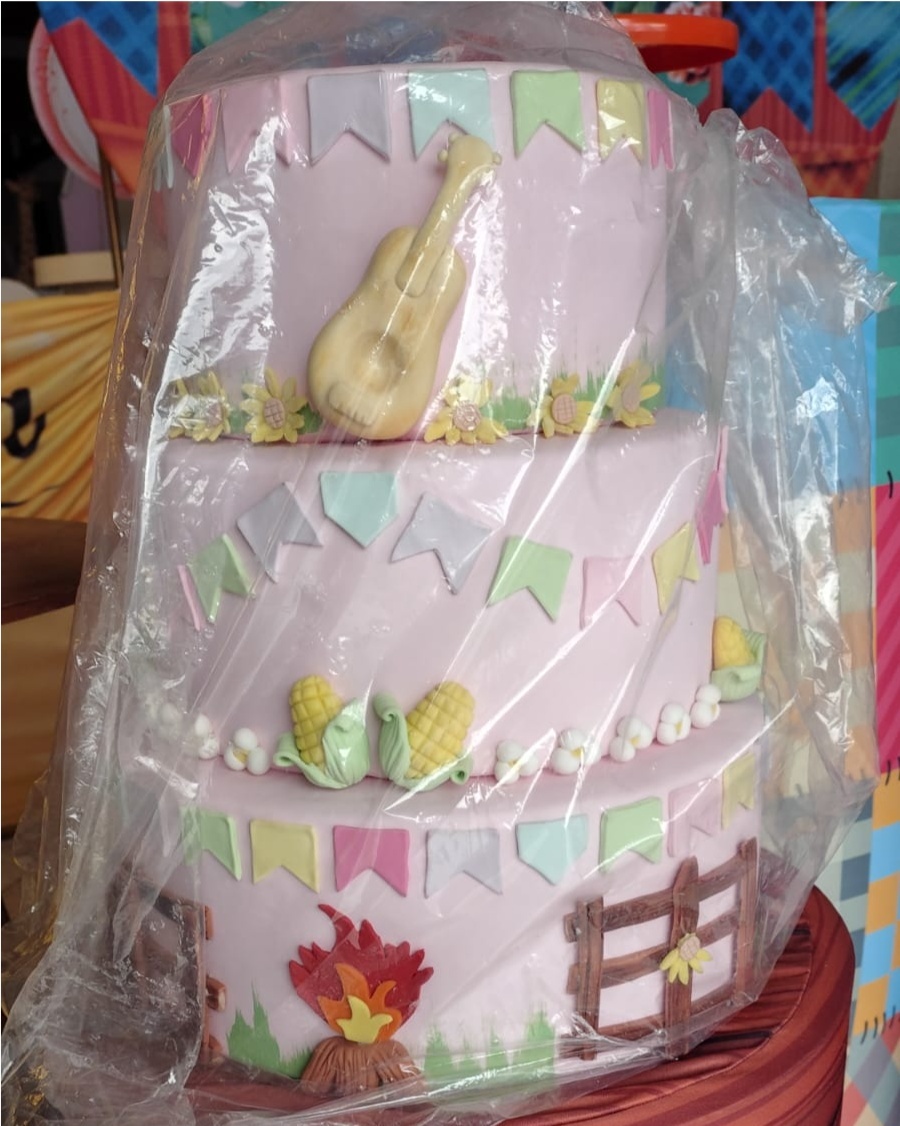 Bolo Fake Festa Junina Rosa Biscuit - Brilhar Festas e Locações