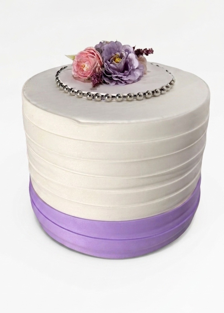 Bolo Fake Eva - Branco E Lilás Com Flor - daydecorafestas