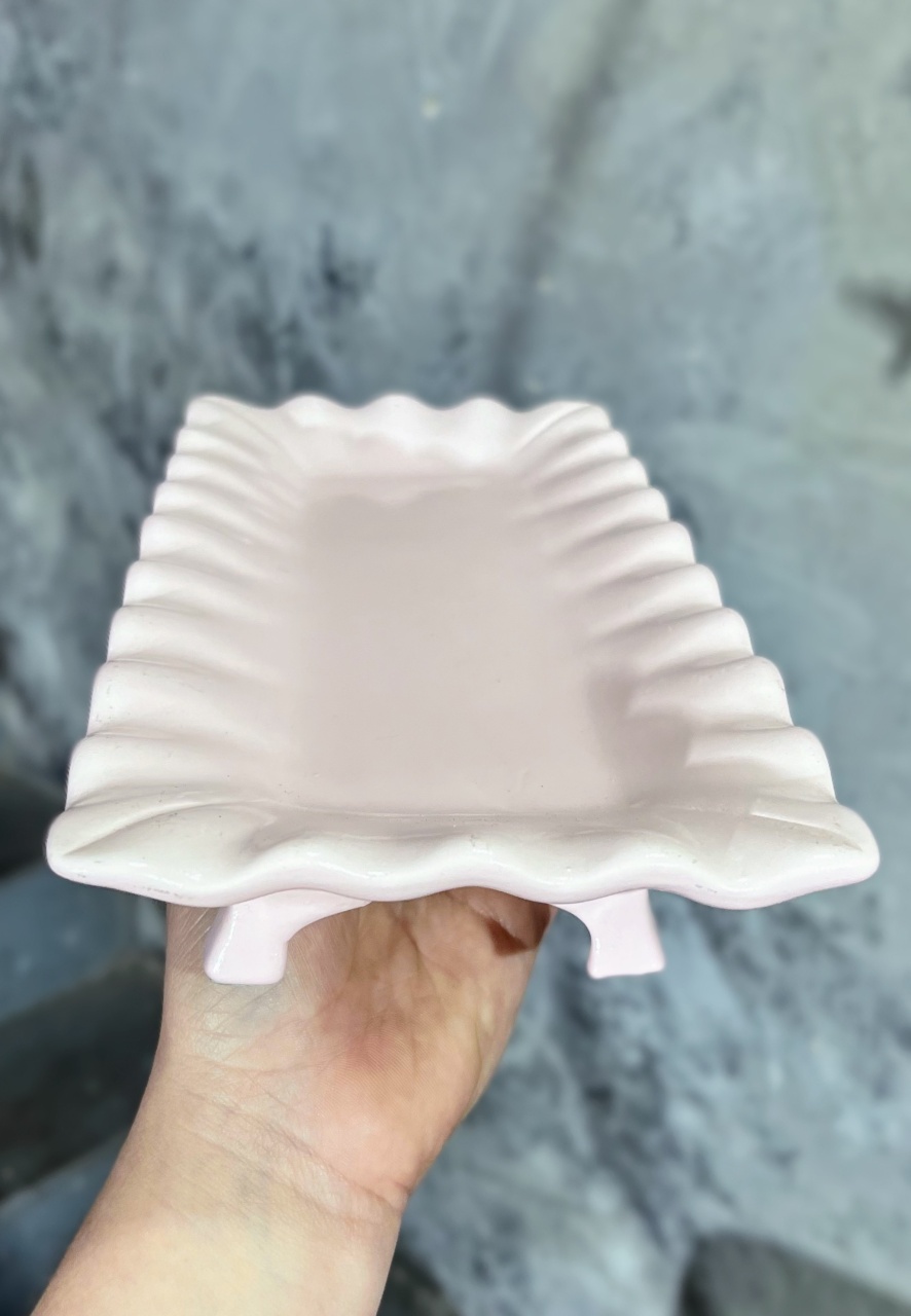 Bandeja Rosa Candy Cerâmica Retangular Com Pé - daydecorafestas