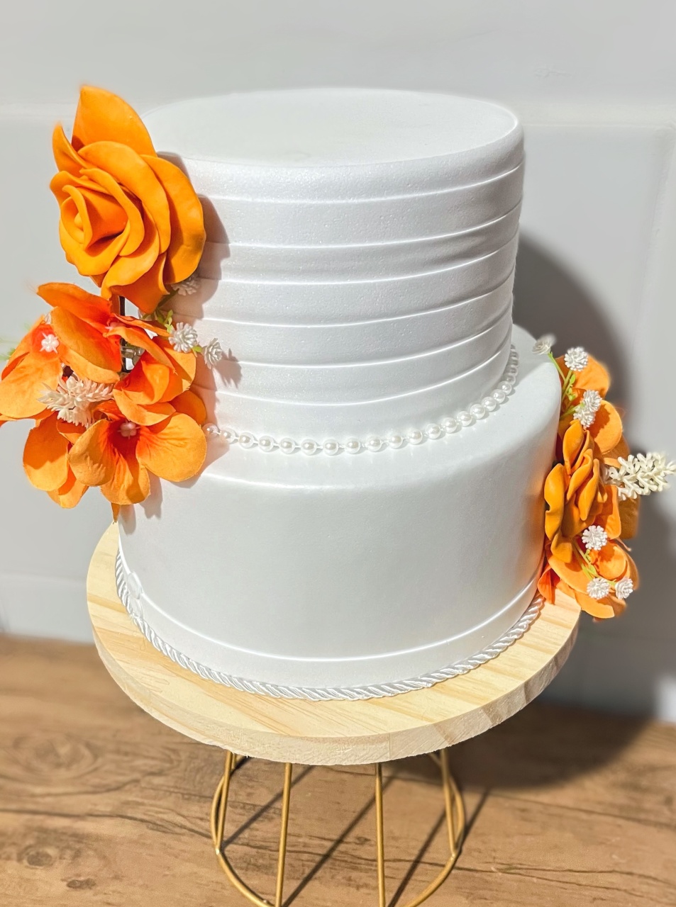 Bolo Fake Eva - Branco Com Laranja - daydecorafestas