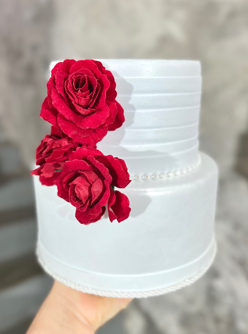 Bolo Fake Eva - Branco Com Rosa Vermelha - daydecorafestas