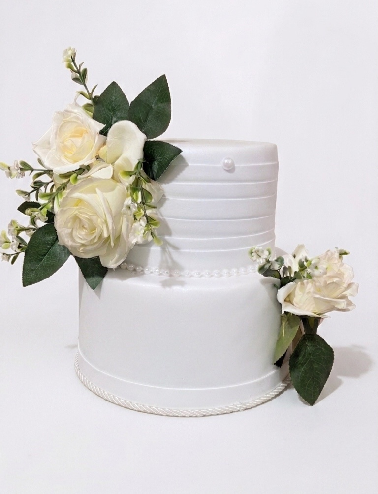 Bolo Fake Eva - Branco Com Rosas Branca - daydecorafestas