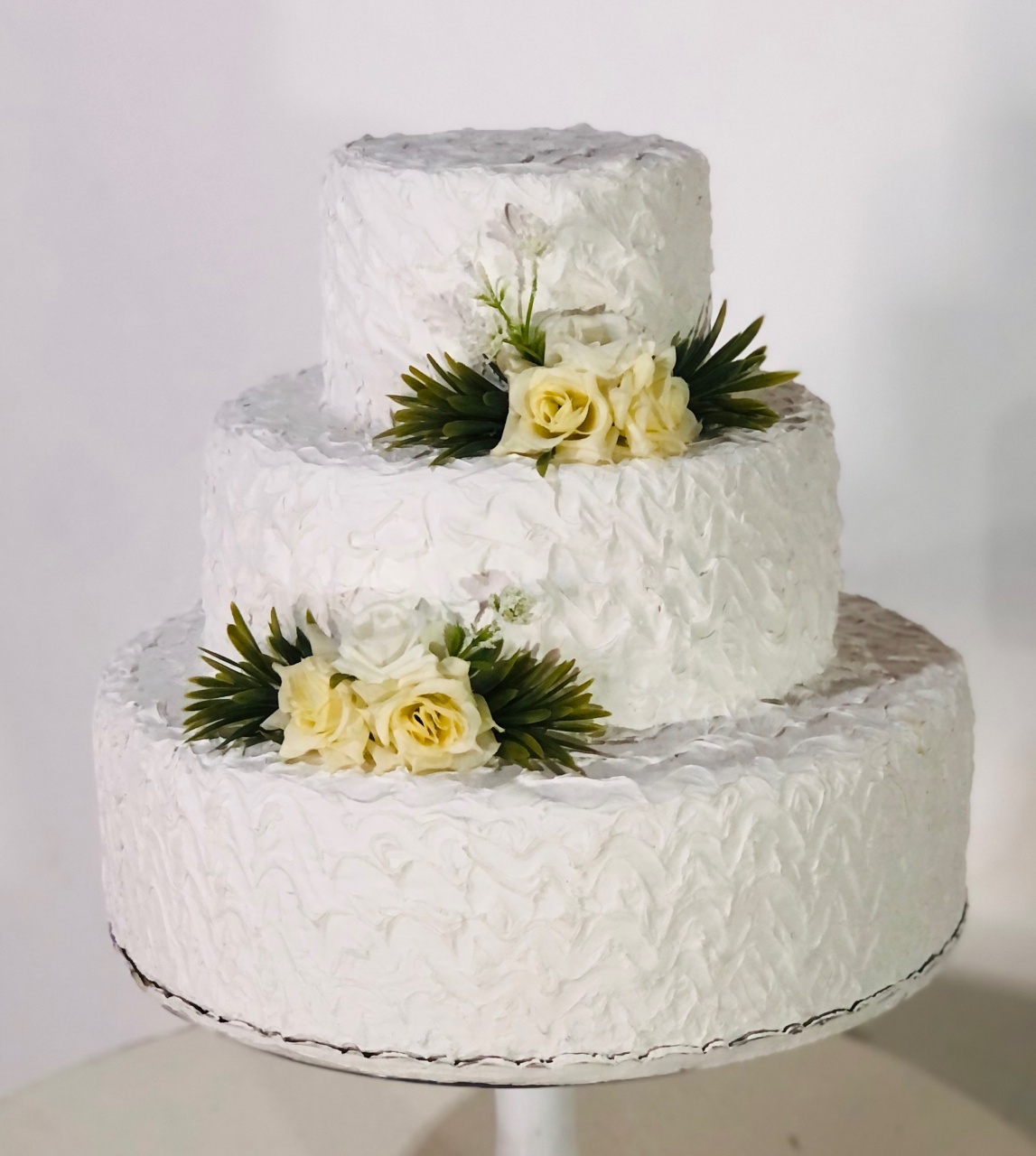 Bolo Branco Com Flor - Mila e Dry Decora e Loca 