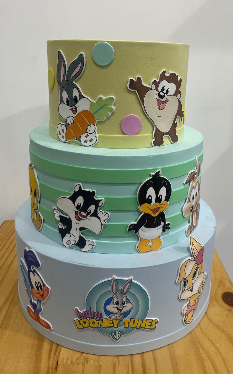 Bolo Fake - Looney Tunes - 3 Andares - ARCO FEST - PEGUE E MONTE & DECORAÇÕES