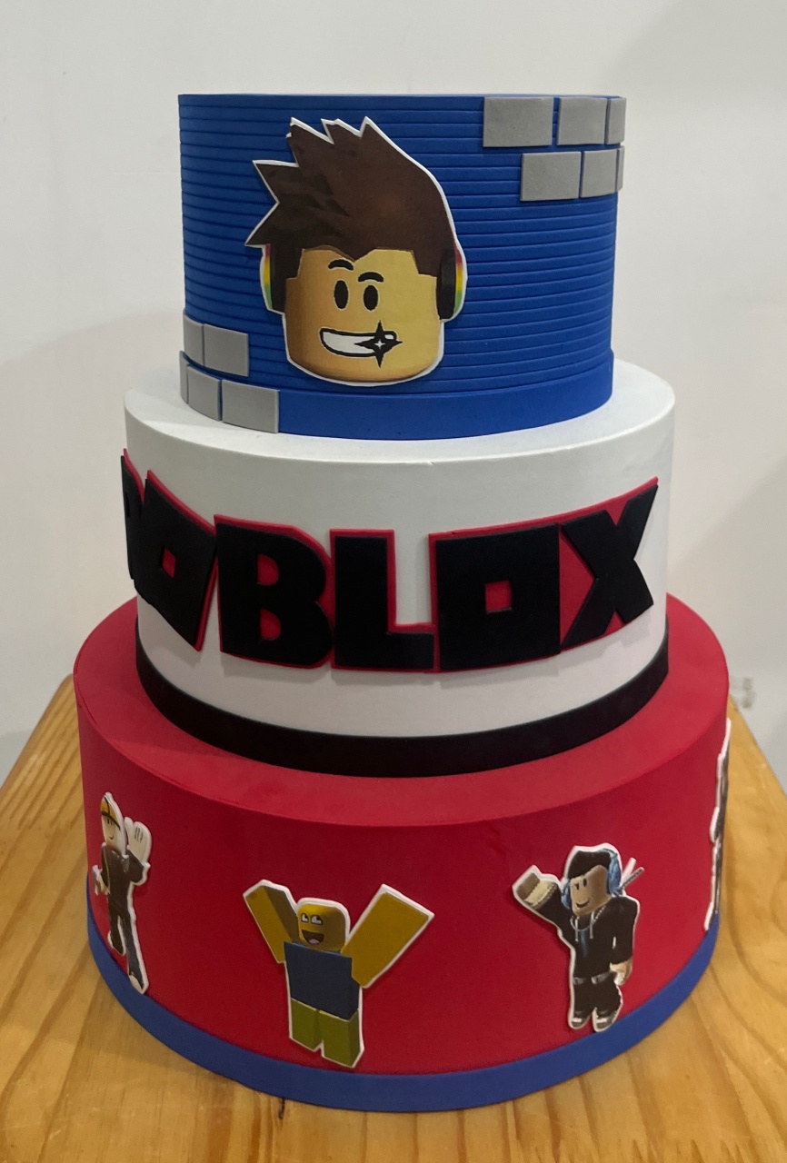 Bolo Fake - Roblox - 3 Andares - ARCO FEST - PEGUE E MONTE & DECORAÇÕES