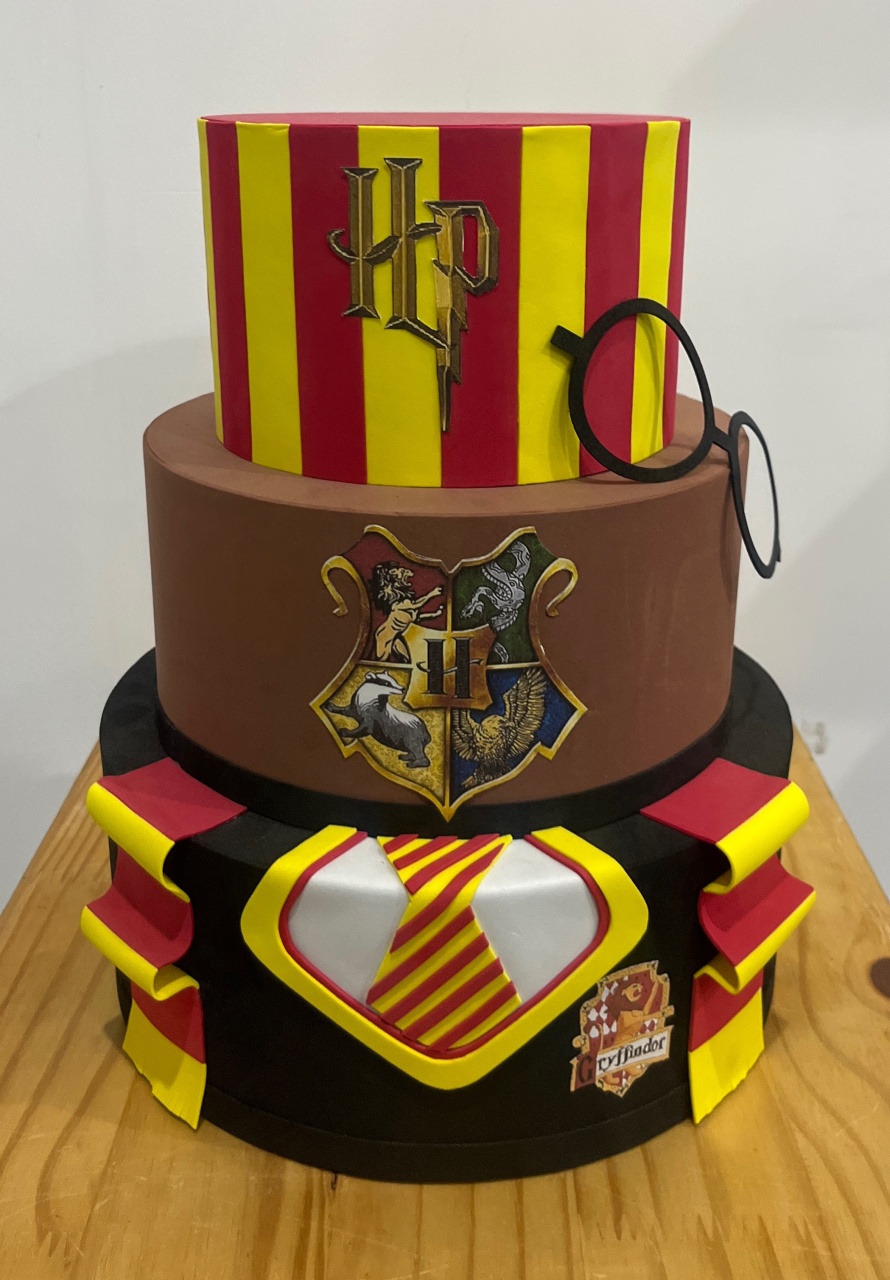 Bolo Fake - Harry Potter - 3 Andares - ARCO FEST - PEGUE E MONTE & DECORAÇÕES