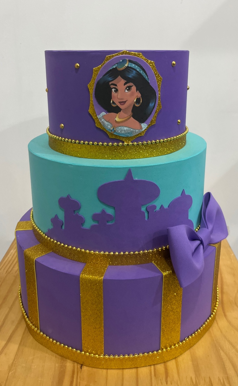 Bolo Fake - Jasmine - 3 Andares - ARCO FEST - PEGUE E MONTE & DECORAÇÕES