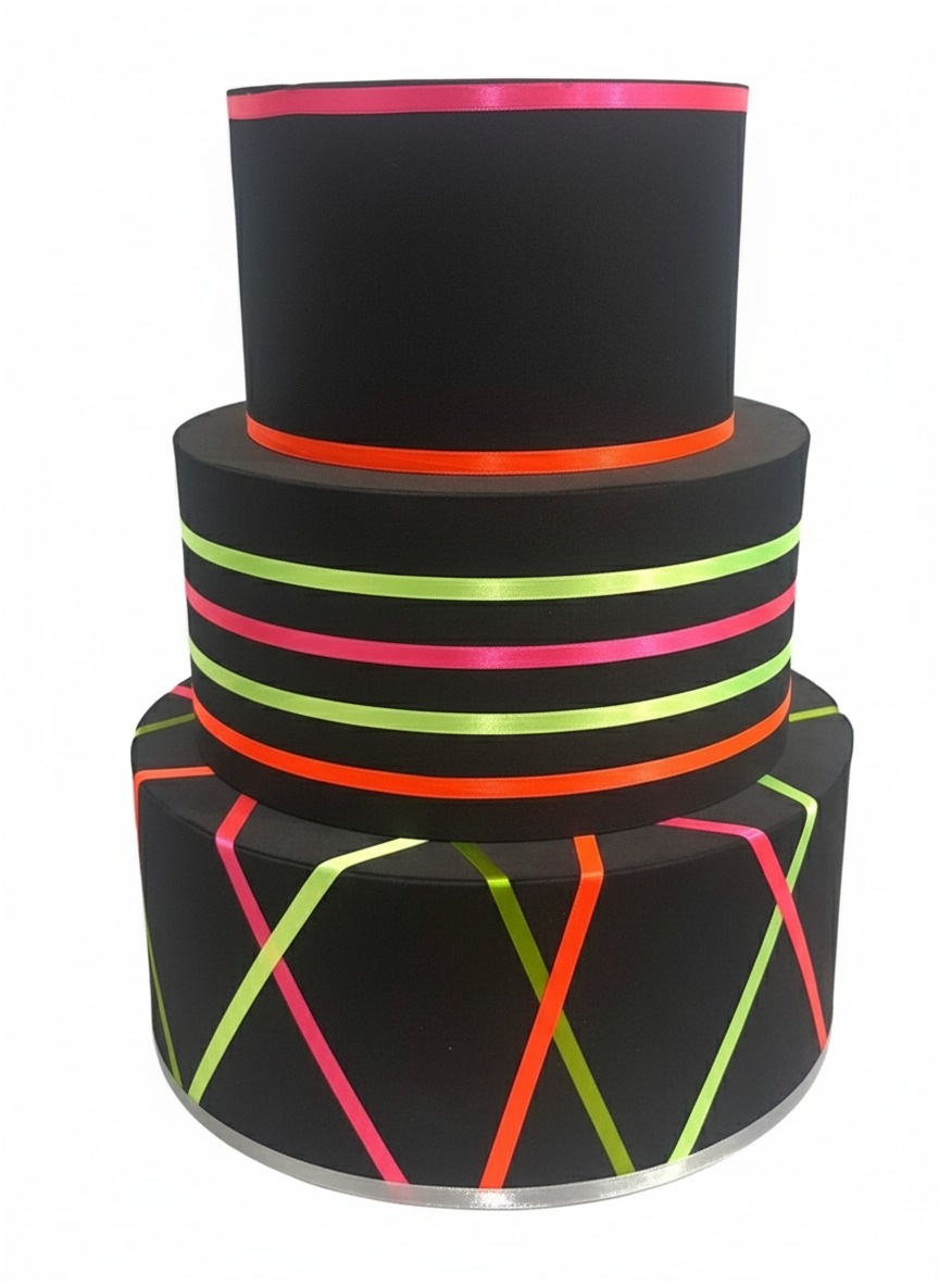 Bolo Fake - Neon -3 Andares - ARCO FEST - PEGUE E MONTE & DECORAÇÕES