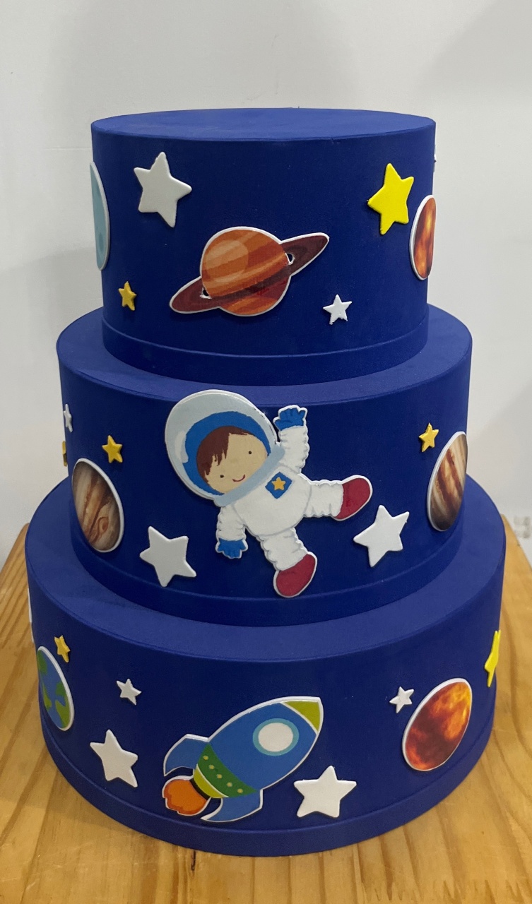 Bolo Fake - Astronauta - 3 Andares - ARCO FEST - PEGUE E MONTE & DECORAÇÕES