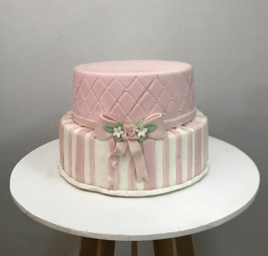 Bolo Fake Rosa  - Balões de Menina 