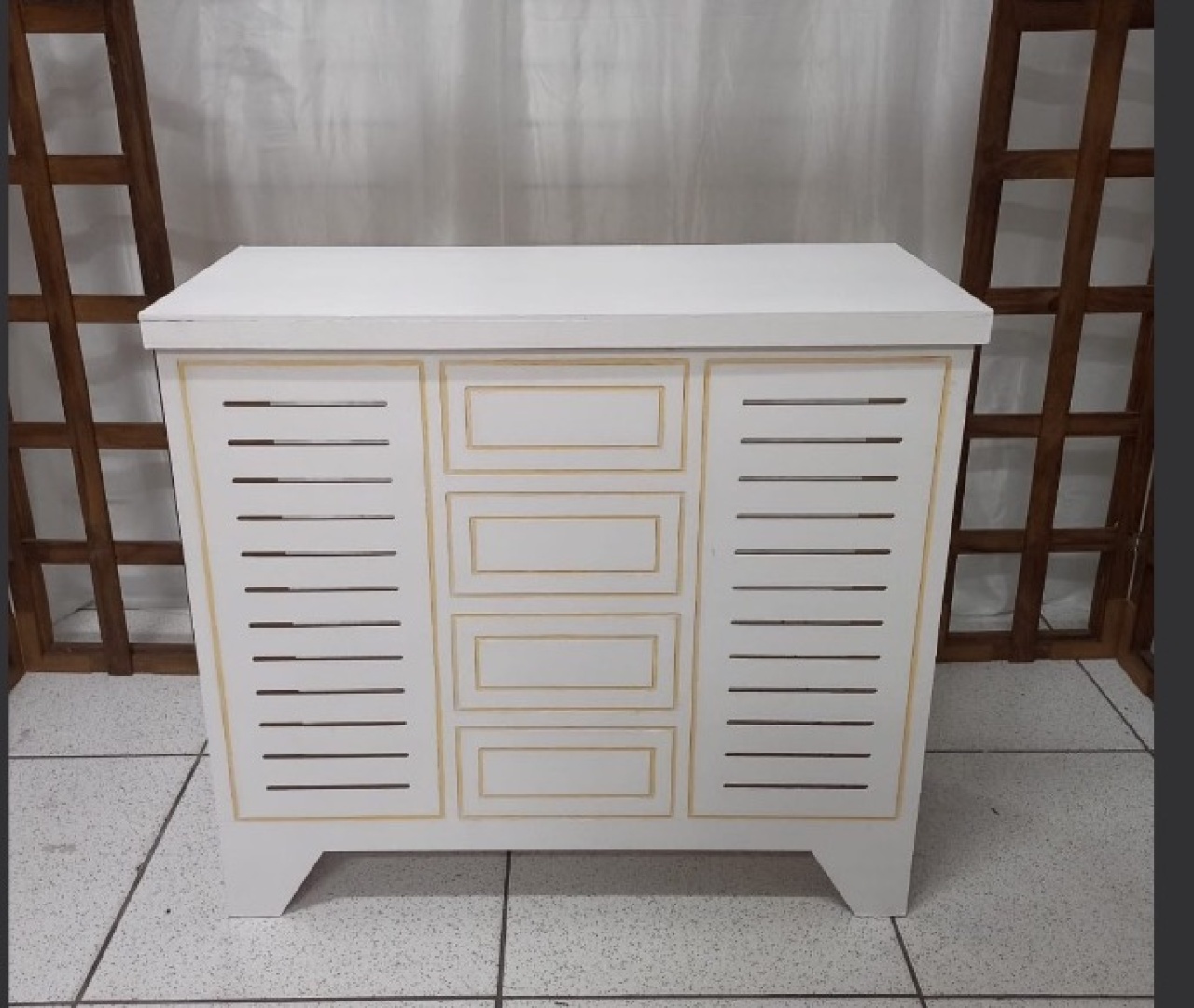 Cômoda Branca Detalhes Dourado  - Balões de Menina 