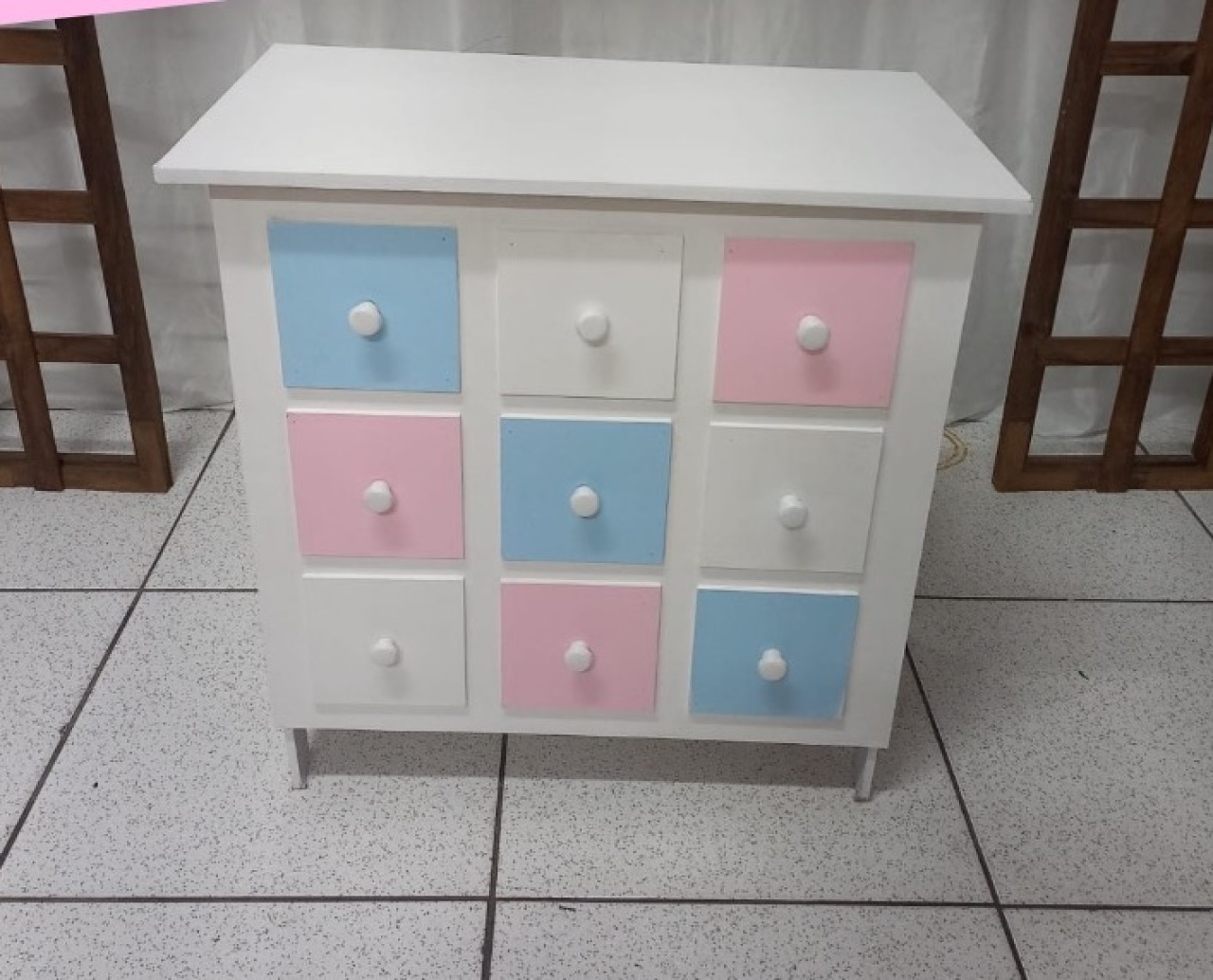 Cômoda Branca Com Gaveta Fake - Balões de Menina 