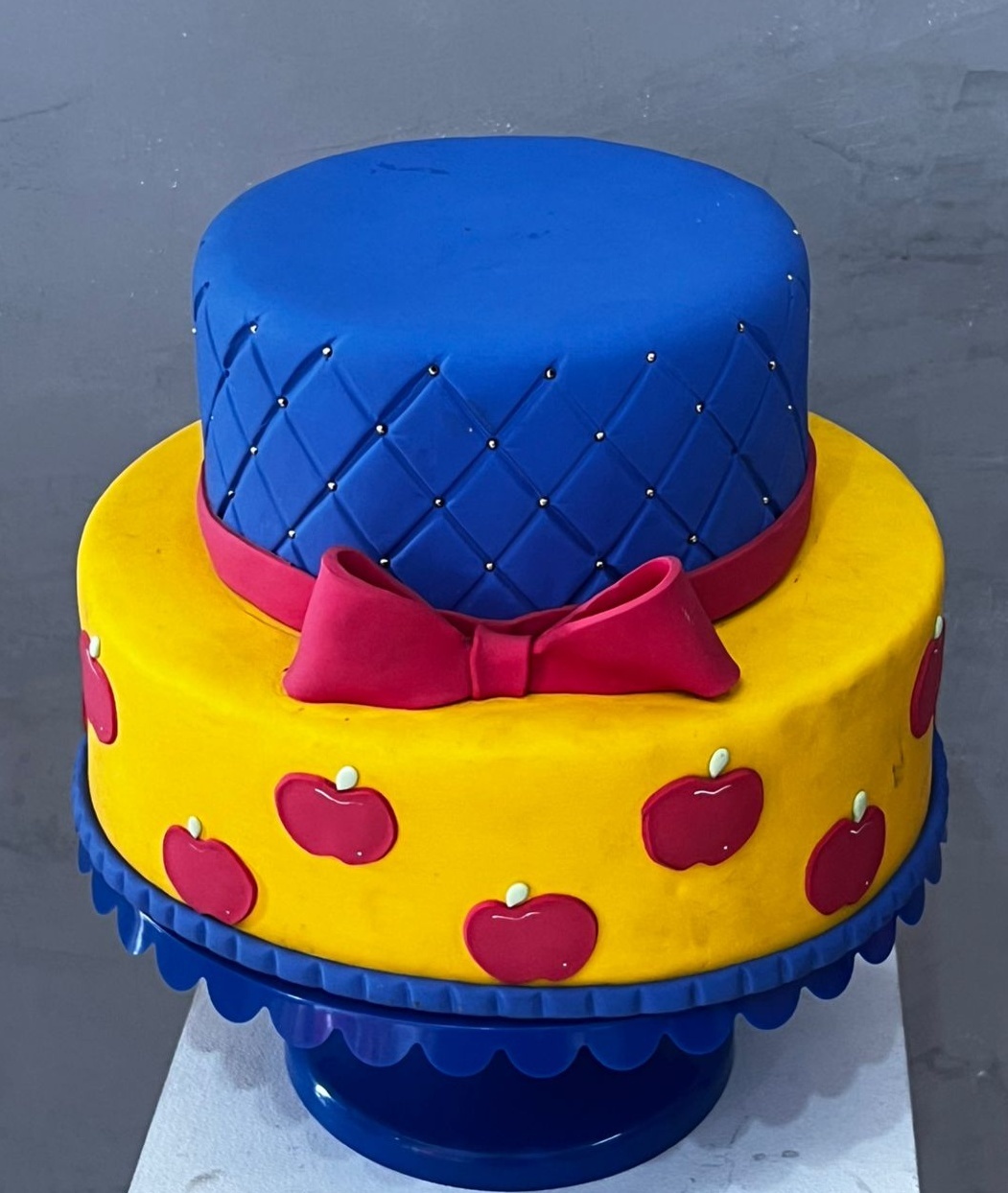 Bolo Fake Branca de Neve - Balões de Menina 