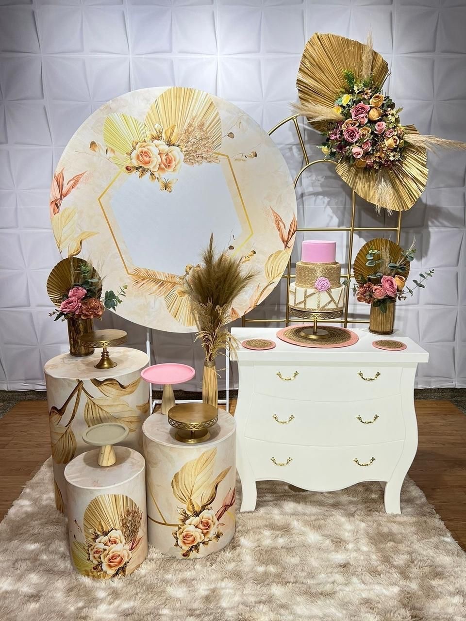 Adulto Floral Com Móvel E Arco Dourado - Akitem Festa (Thalita Rissato)