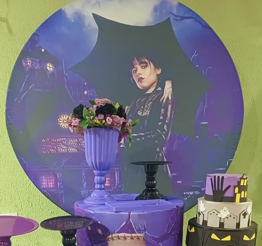 Painel Sublimado Wandinha  - Kecafestas 