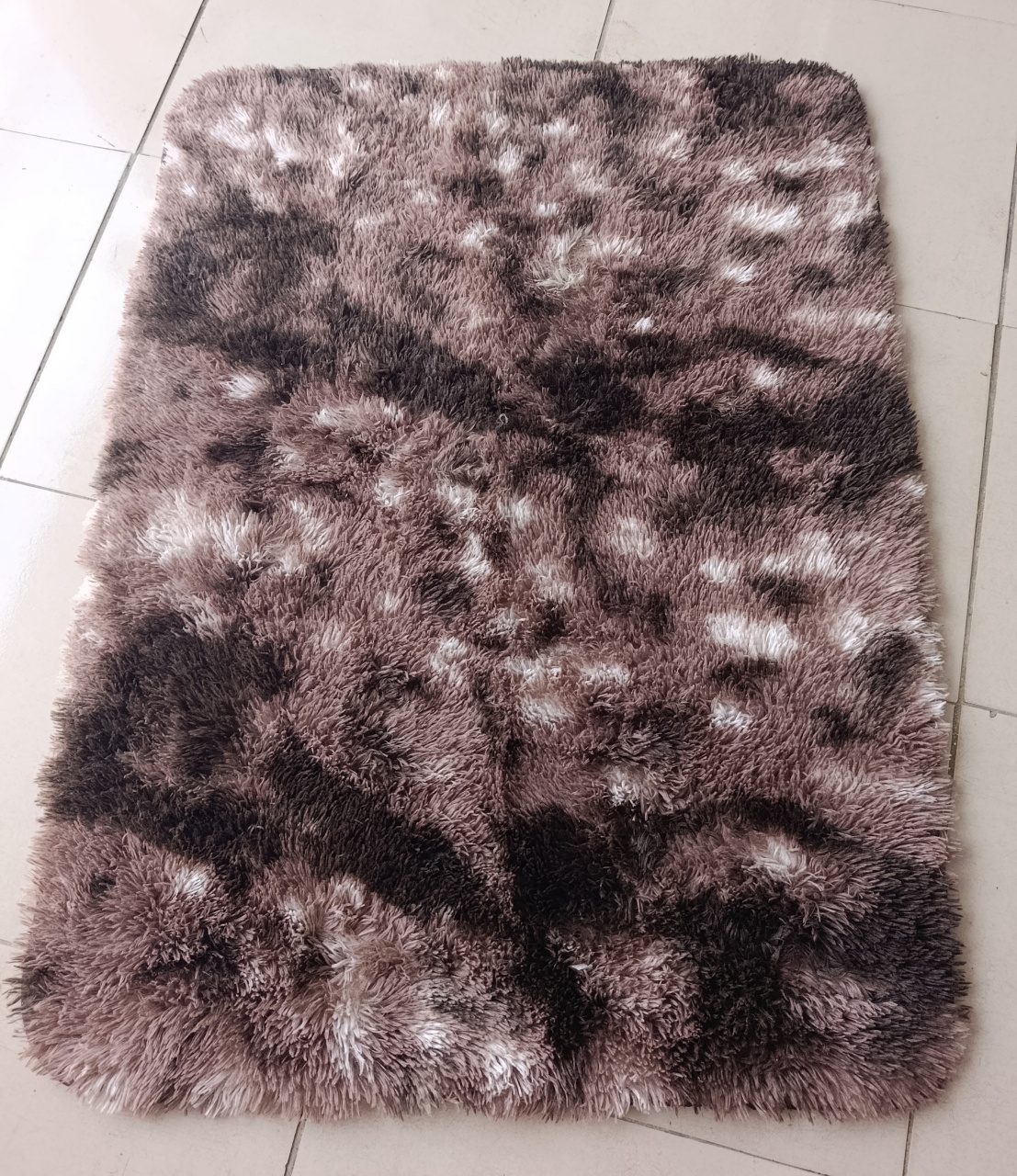Tapete Rajado Marron de Pelúcia 1,5 X 1 M - Kecafestas 