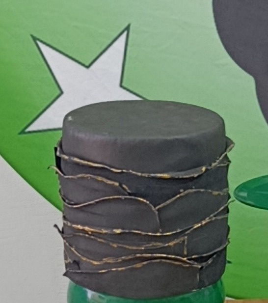 Bolo Fake Preto Camas Com Dourado - Kecafestas 