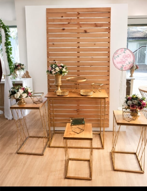 Composição de Mesas Com Dourado ( Não Incluso Painel) - Dcoração de mãe 
