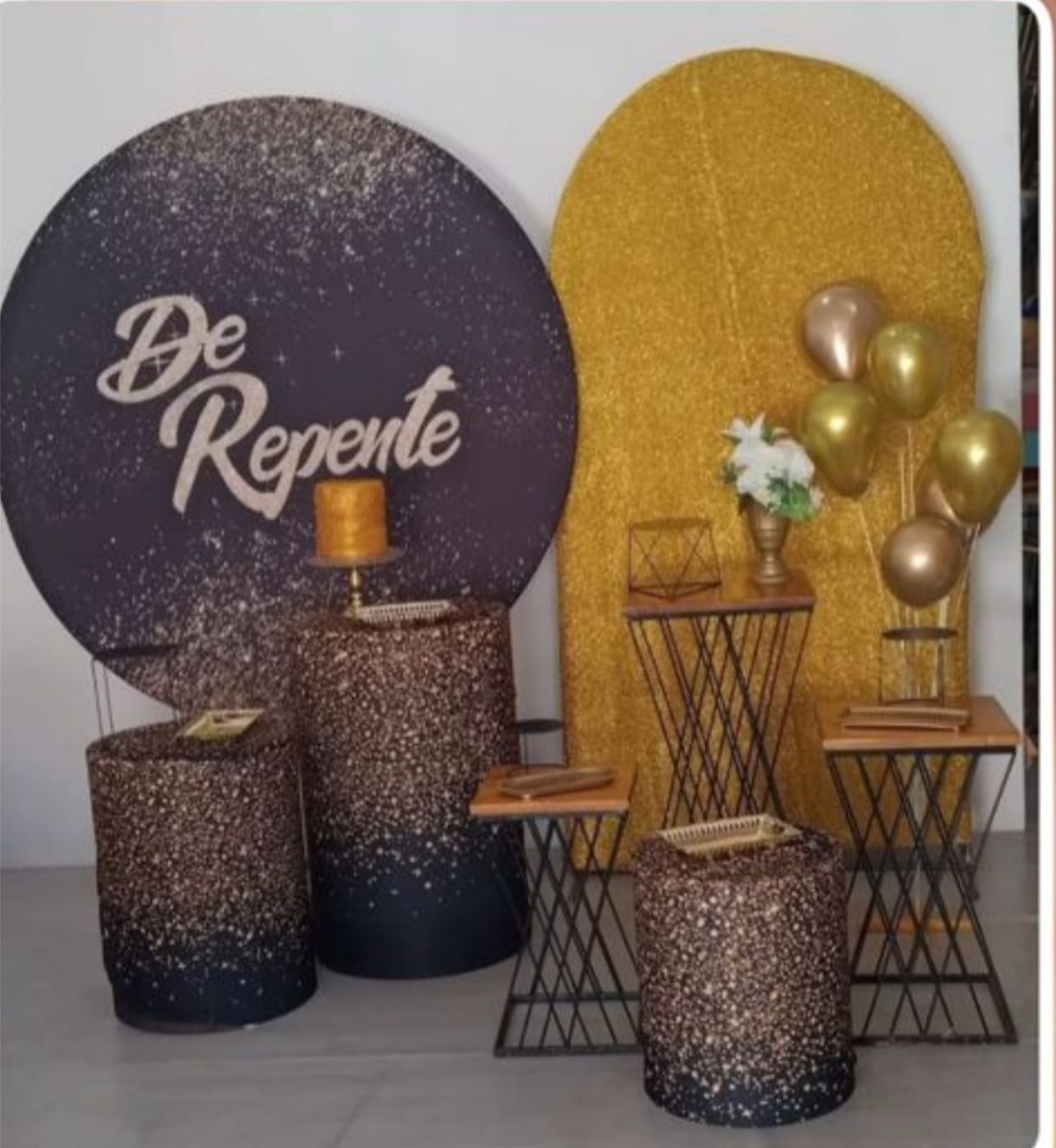 Preto E Dourado  Com Mesas Pretas - Dcoração de mãe 